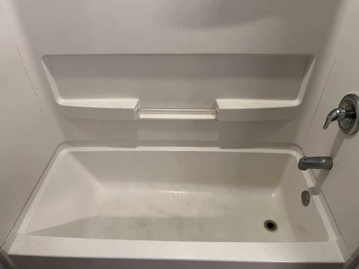 Kays Cleaning Services Bathtub before cleaning